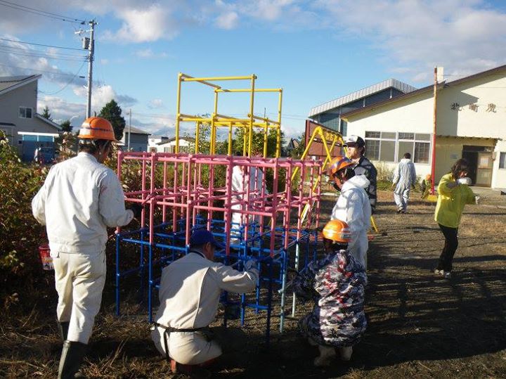 児童館の遊具のペンキ塗り