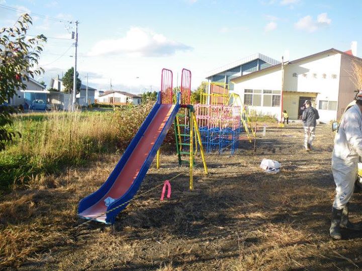 児童館の遊具のペンキ塗り